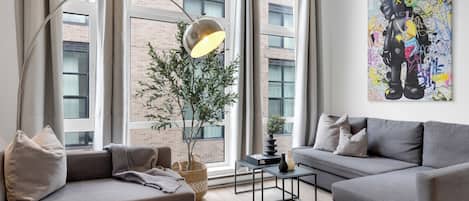 スーペリア デュープレックス ベッド (複数台) シティビュー (Duplex Downtown 502) | リビング エリア | 49 インチのスマートテレビ (デジタル放送視聴可)、テレビ、書斎 / ワークスペース