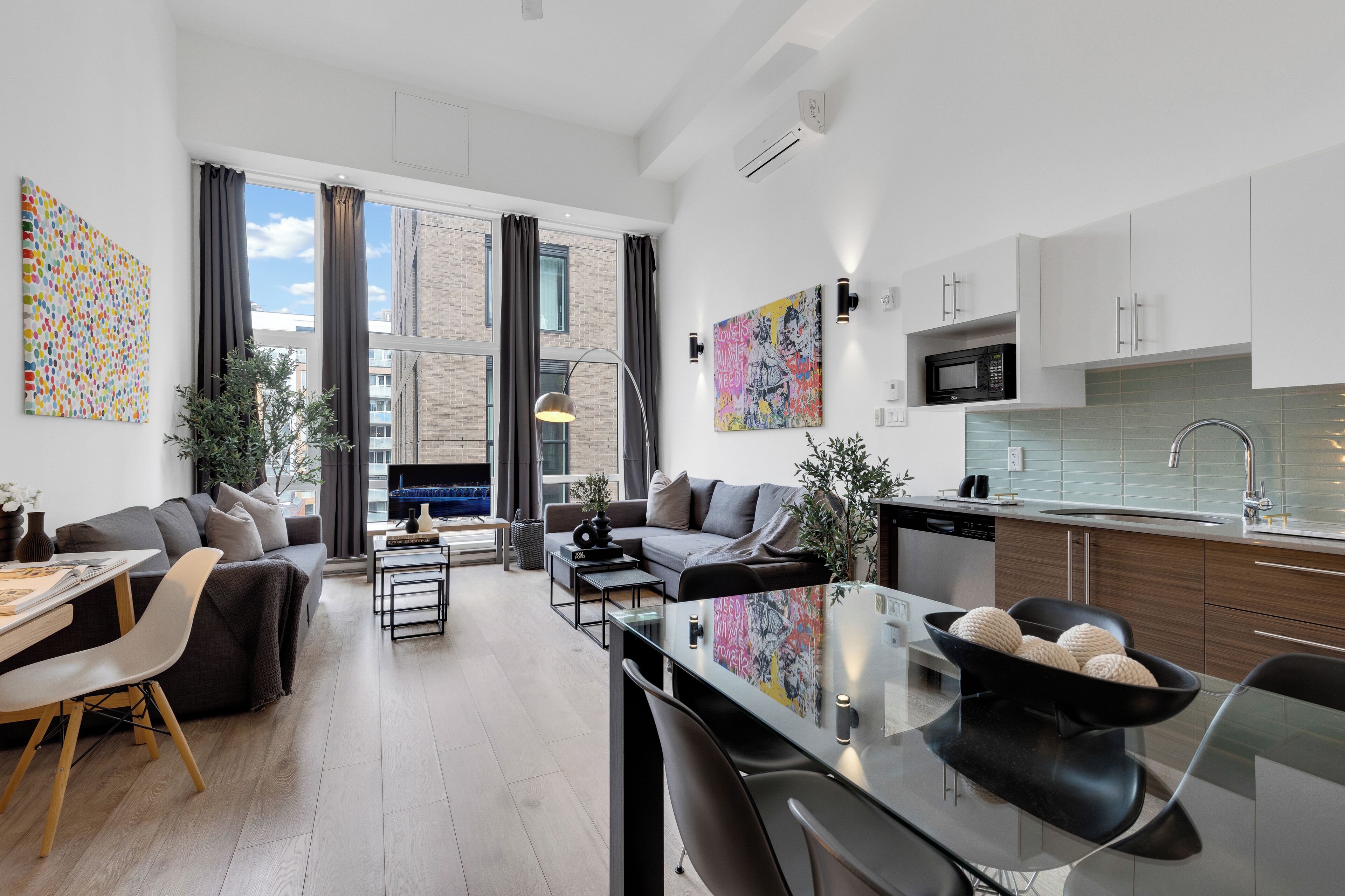 슈피리어 듀플렉스, 침대(여러 개), 시내 전망 (Duplex Downtown 501) | 거실 공간 | 디지털 채널 시청이 가능한 49인치 스마트 TV, TV, 사무실