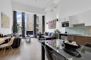 高级复式, 多张床, 城市景观 (Duplex Downtown 501) | 起居区 | 49-英寸智能电视（配备数码频道）、电视、办公室