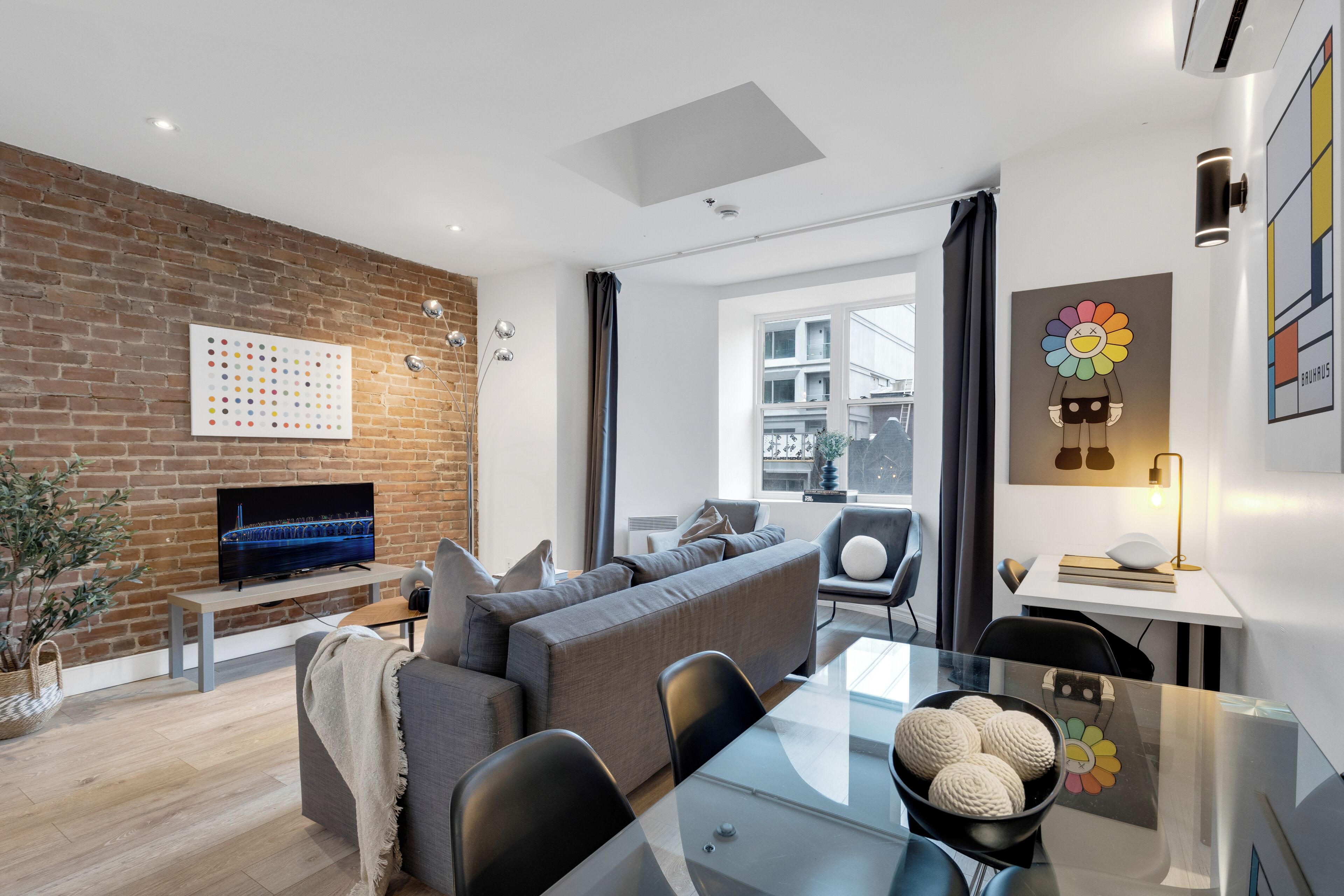 Deluxe Apartment, 2 Bedrooms, City View (Downtown 401) | Living area