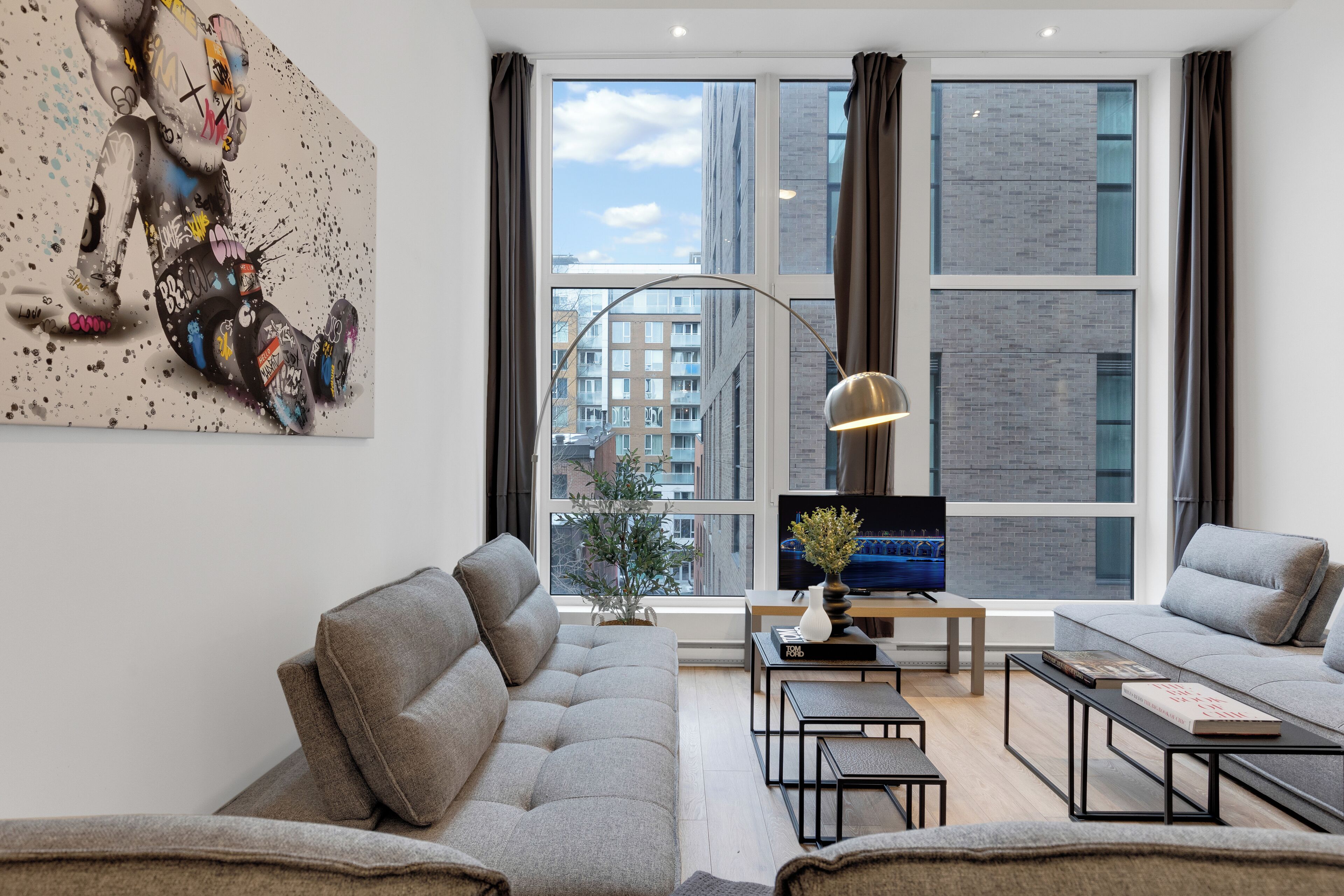 Superior-Maisonette, Mehrere Betten, Stadtblick (Duplex Downtown 403) | Wohnbereich | 49-Zoll-Smart-TV mit Digitalempfang, Fernseher, Arbeitsbereiche