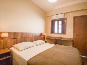 Escritorio, tabla de planchar con plancha y ropa de cama 