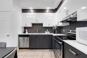 Appartement Premium, 4 chambres, animaux de compagnie acceptés, vue ville (Chic-2) | Cuisine privée | Cafetière/bouilloire, grand réfrigérateur, micro-ondes, four