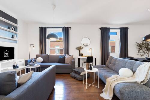 Appartement Premium, 4 chambres, animaux de compagnie acceptés, vue ville (The CH3 - Suite 3) | Coin séjour | TV connectée de 60 pouces avec chaînes numériques, télévision, Netflix