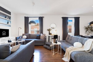 Appartement Premium, 4 chambres, animaux de compagnie acceptés, vue ville (Chic-3) | Coin séjour | TV connectée de 60 pouces avec chaînes numériques, télévision, Netflix