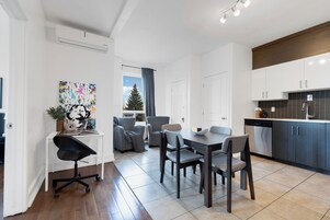 Appartement Premium, 4 chambres, animaux de compagnie acceptés, vue ville (Chic-3) | Restauration dans la chambre