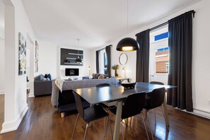 Appartement Premium, 4 chambres, animaux de compagnie acceptés, vue ville (The CH3 - Suite 3) | Restauration dans la chambre