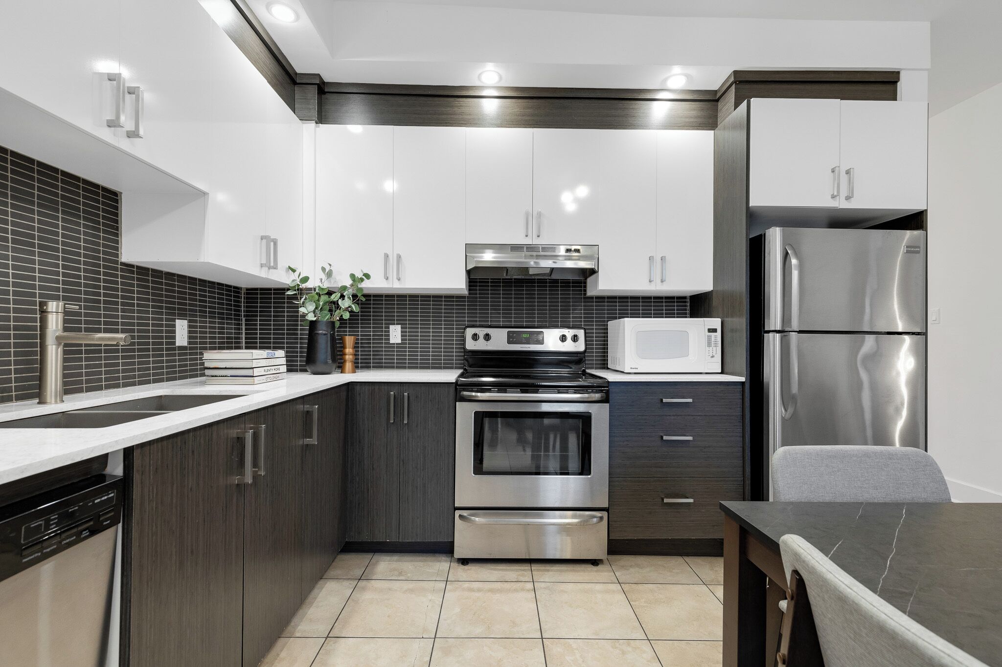 Coffee/tea maker, full-size fridge, microwave, oven