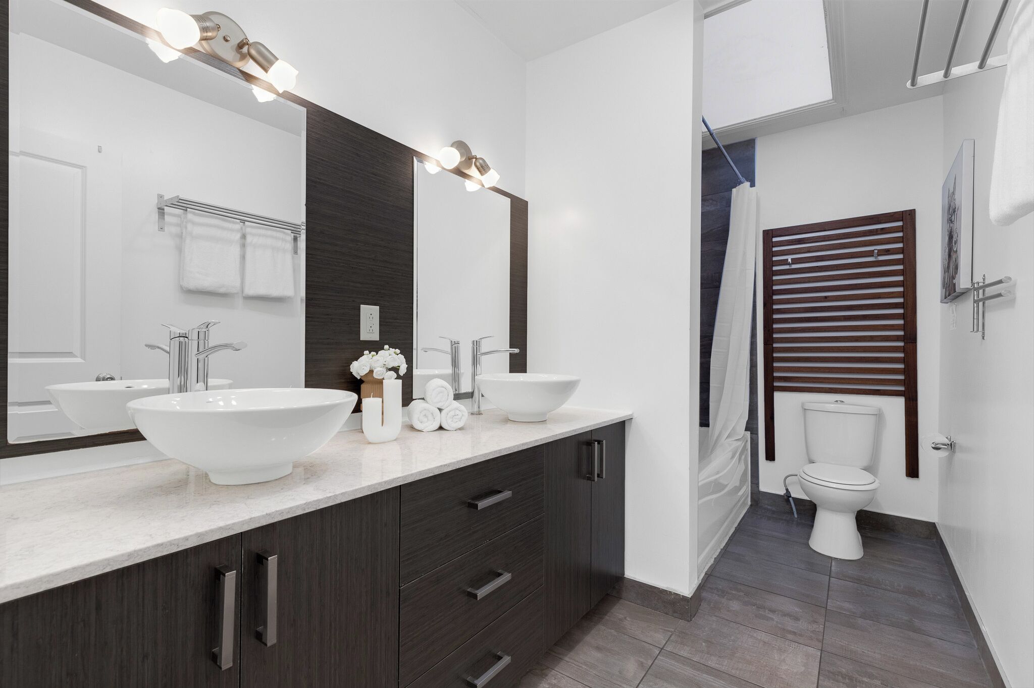 Departamento Premium, 4 habitaciones, se aceptan mascotas, vista a la ciudad (Chic-3) | Baño | Tina con regadera, amenidades de baño de diseñador, secadora de cabello 