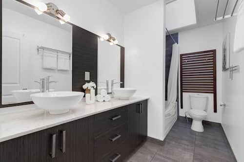 Appartement Prestige, 4 chambres, animaux de compagnie acceptés, vue sur la ville (Chic-3) | Salle de bain | Ensemble baignoire-douche, articles de toilette griffés
