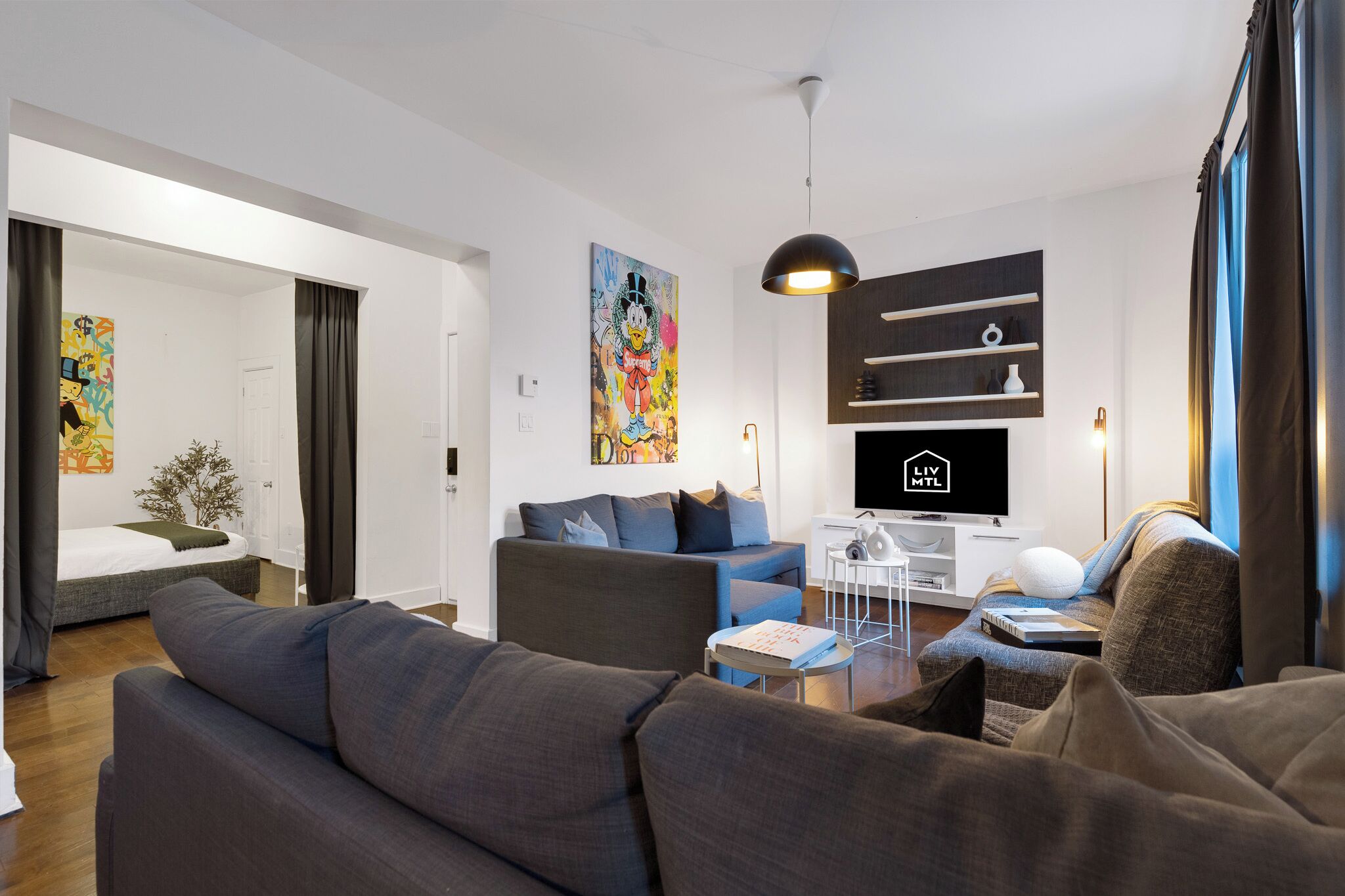Appartement Prestige, 4 chambres, animaux de compagnie acceptés, vue sur la ville (Chic-2) | Aire de séjour | Téléviseur connecté, Netflix, services de diffusion en continu, bureau