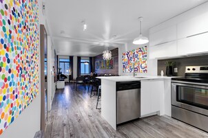 Appartement Prestige, Plusieurs lits, vue sur la ville (Urban 3) | Aire de séjour | Téléviseur connecté, bureau
