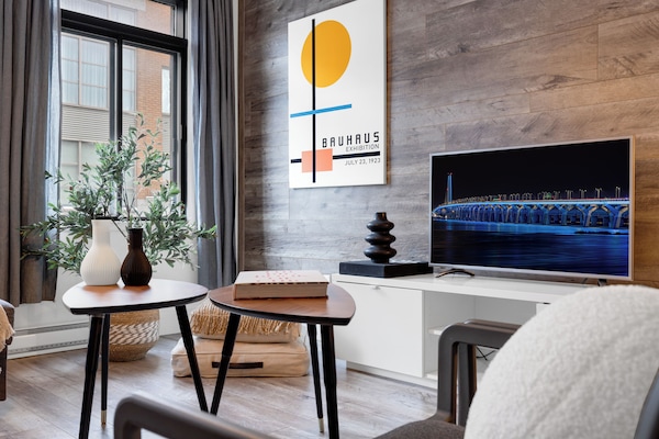 Apartamento Premium, varias camas, vistas a la ciudad (Urban 1) | Zona de estar | Una Smart TV, una oficina