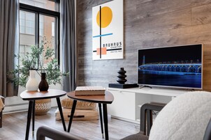 Prémium apartman, több ágy, kilátással a városra (Urban 1) | Nappalirész | Okostévé és irodák