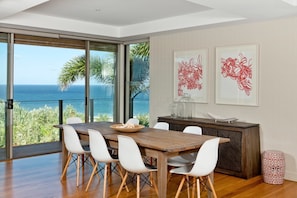 Full-size fridge, oven, stovetop, dishwasher