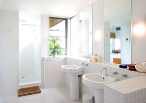 Bathroom - 21 Ross - Luxury Beachside Holiday Home - 5 Bedrooms, Amazing Ocean Views and Breezes (Sunshine Beach)