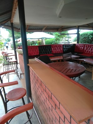 Frokost, lunsj og middag serveres, lokale retter