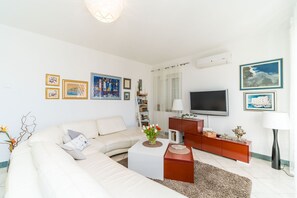 Villa (Four Bedroom House with Terrace) | Salle de séjour | Télévision