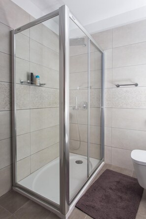 Villa (Four Bedroom House with Terrace) | Bathroom | Shower, free toiletries, hair dryer, towels - Villa Vista Old Town (Konavle)
