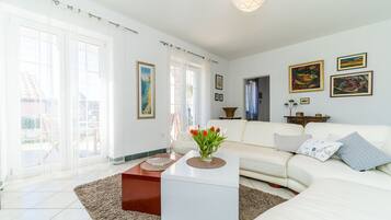 Villa (Four Bedroom House with Terrace) | Sala de estar | Televisión