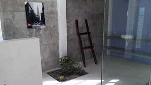 Shower, rainfall showerhead, towels - Ica Adventures Hidden Paradise (La Tinguiña)