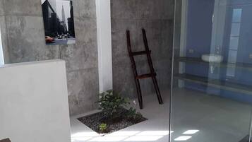 Douche, douche à « effet pluie », serviettes fournies