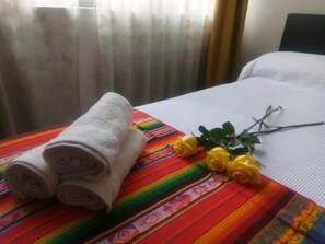 Escritorio, tabla de planchar con plancha, wifi gratis y ropa de cama 