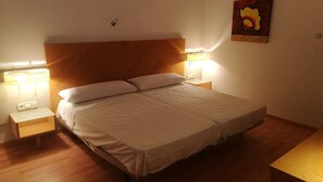 Brankas, kedap suara, dan tempat tidur bayi (biaya tambahan)