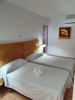 Habitación doble de uso individual | Caja fuerte, sistema de insonorización, cunas (de pago) y wifi gratis