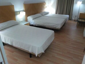 Kolmen hengen huone | Tallelokero huoneessa, äänieristys, vauvansängyt, ilmainen Wi-Fi