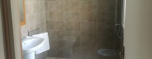 Tweepersoonskamer | Badkamer | Een bad, gratis toiletartikelen, een bidet, handdoeken
