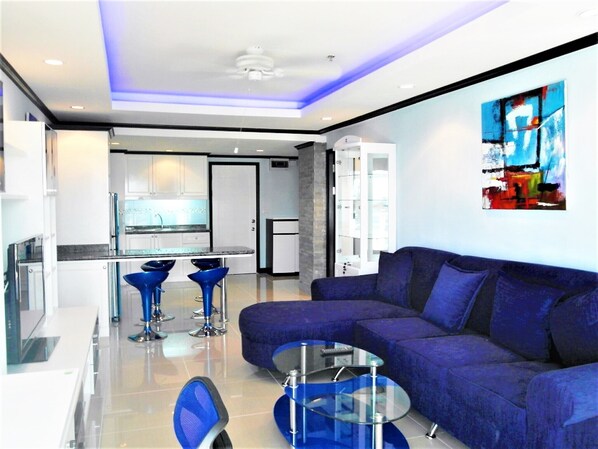 Apartment | Wohnzimmer | 30-Zoll-Flachbildfernseher mit Kabelempfang, Fernseher