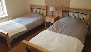 3 slaapkamers, een strijkplank/strijkijzer, gratis wifi, beddengoed