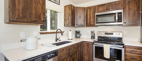 Stadtwohnung, 3 Schlafzimmer | Eigene Küche | Mikrowelle, Geschirrspüler, Hochstuhl, Kochgeschirr/Geschirr/Besteck