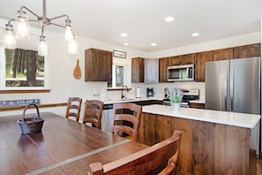 Maison en rangée, 3 chambres | Cuisine privée | Réfrigérateur, four à micro-ondes, un four, lave-vaisselle