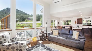 Townhome, 3 Bedrooms | Ruang tamu | TV Pintar