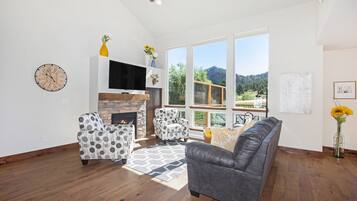 Townhome, 3 Bedrooms | Ruang tamu | TV Pintar