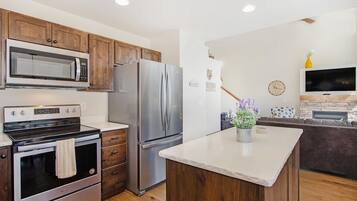 Townhome, 3 Bedrooms | Dapur peribadi | Peti sejuk, ketuhar gelombang mikro, ketuhar