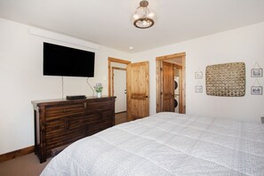 3 bedrooms, desk, iron/ironing board, travel cot - Hawkeye Ridge -- Ev 6189 3 Bedroom Condo by RedAwning (Estes Park)