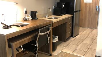 Doppelzimmer, 1 Queen-Bett und Schlafsofa, barrierefrei | Eigene Küche | Wasserkocher mit Kaffee-/Teezubehör, Kochgeschirr/Geschirr/Besteck