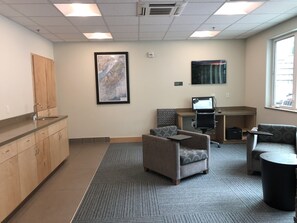 Lobby sitting area - Kodiak Compass Suites (Kodiak)
