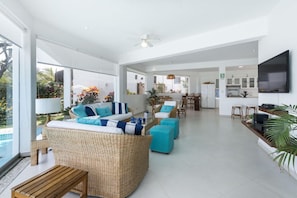 Familienapartment, 3 Schlafzimmer, Nichtraucher, Strandblick (1) | Wohnbereich | Fernseher