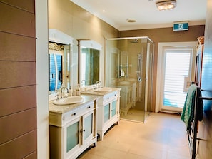 Grand House | Bathroom | Separate tub and shower, free toiletries, towels