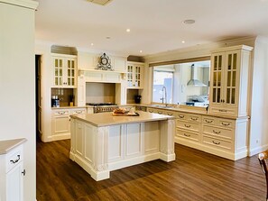 Grand House | Private kitchen | Full-size fridge, microwave, oven, stovetop - Grand Gippsland Home Sleeps Up To 28 (Trafalgar East)