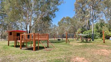 Área de juegos infantiles al aire libre