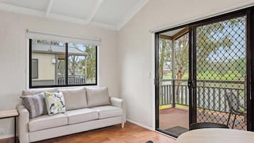 Deluxe 2 Bedroom Waterfront Cabin - Sleeps 4 | Living area