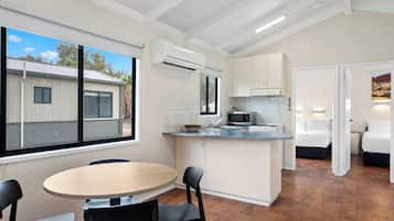 Deluxe 2 Bedroom Waterfront Cabin - Sleeps 4 | In-room dining
