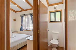 Deluxe Cabin, 3 Bedrooms | Bilik Mandi | Pancuran mandi, tuala disediakan
