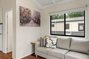 Deluxe-Ferienhütte, 2 Schlafzimmer (Sleeps 4) | Wohnbereich