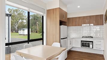 Superior 2 Bedroom Cabin Sleeps 4 - Pet Friendly | In-room dining